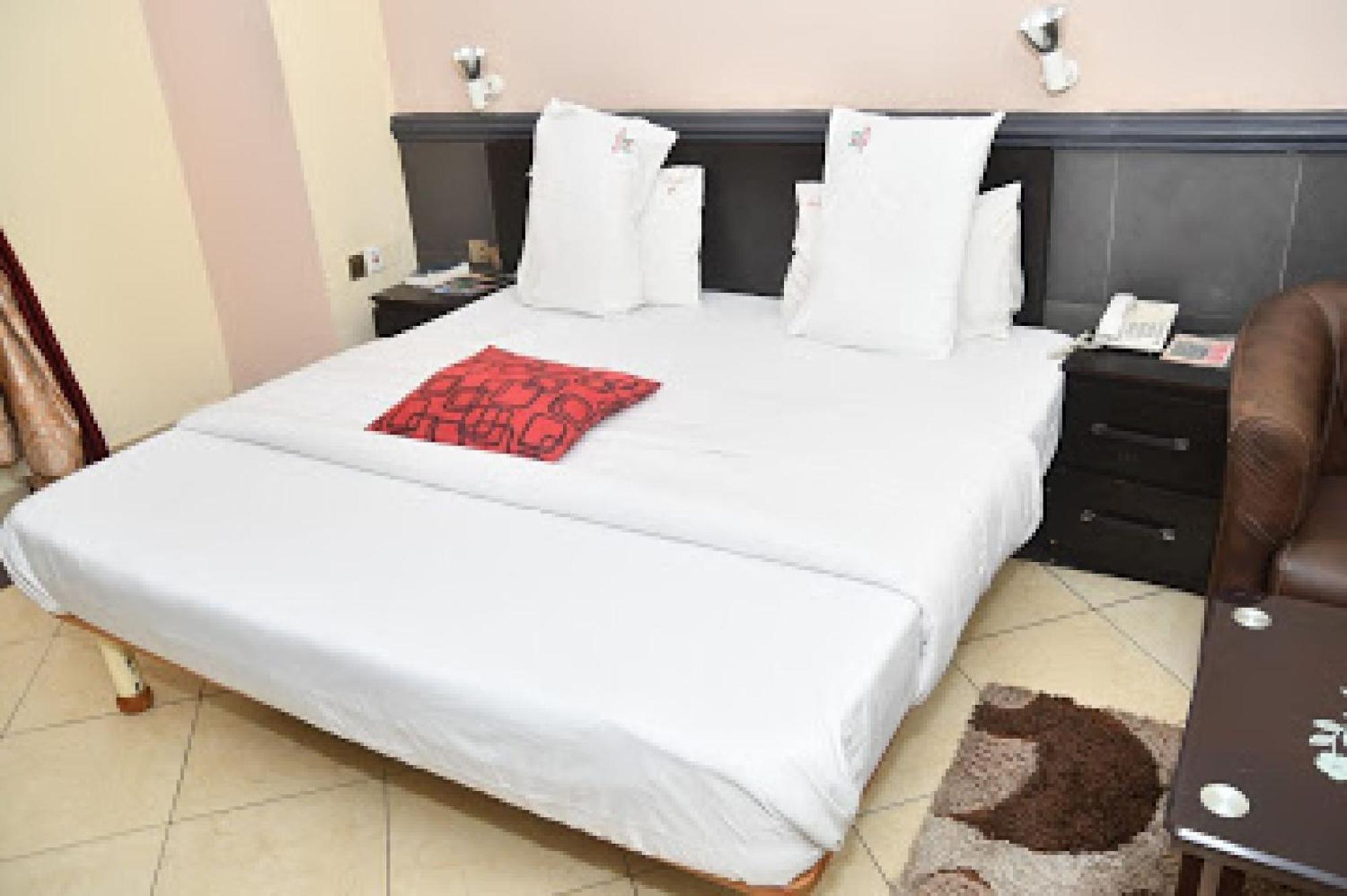 Room In Lodge - Choice Gate Hotel Suitespresidential Suite For 6 Бенин Сити Екстериор снимка