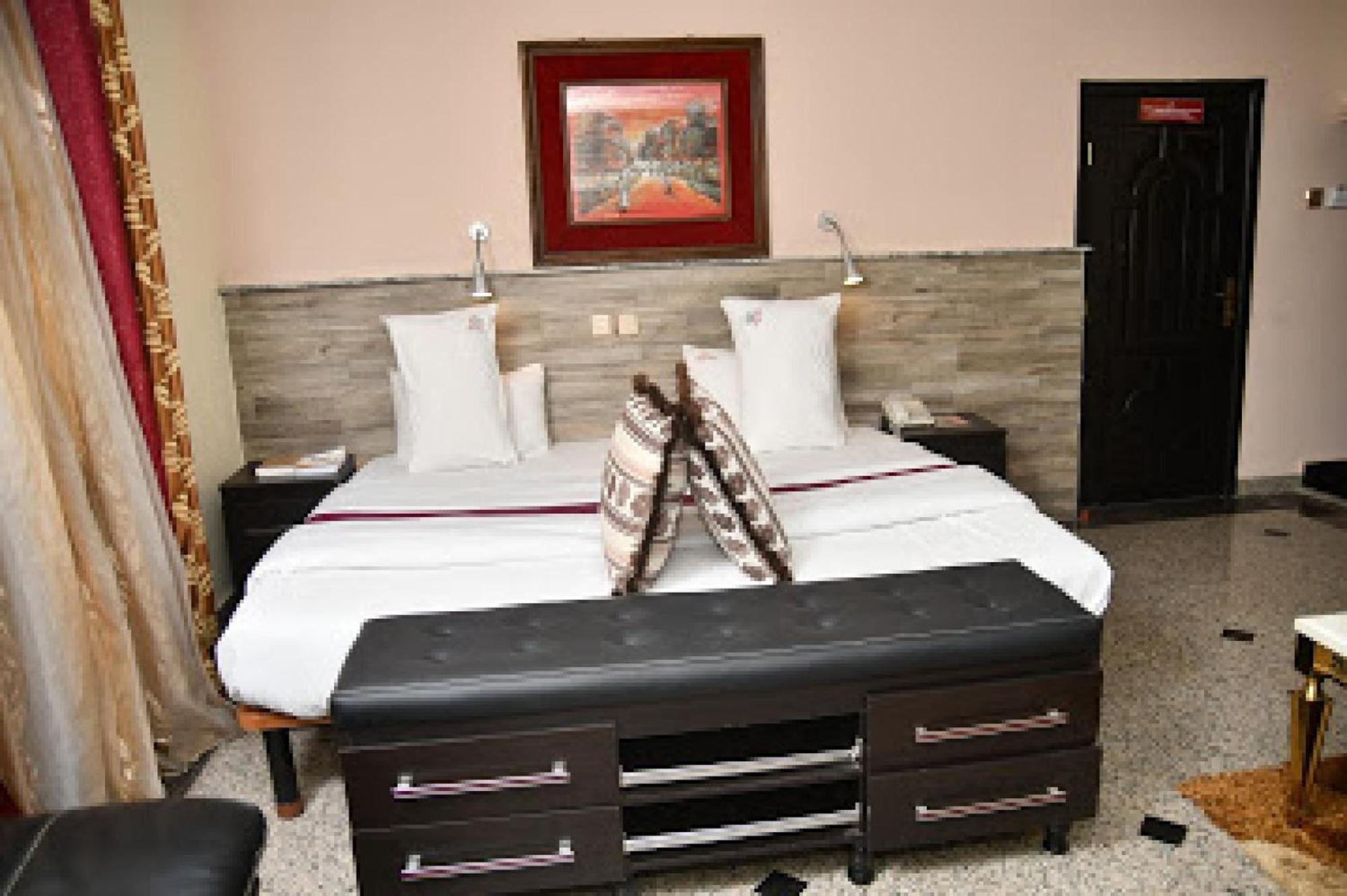 Room In Lodge - Choice Gate Hotel Suitespresidential Suite For 6 Бенин Сити Екстериор снимка