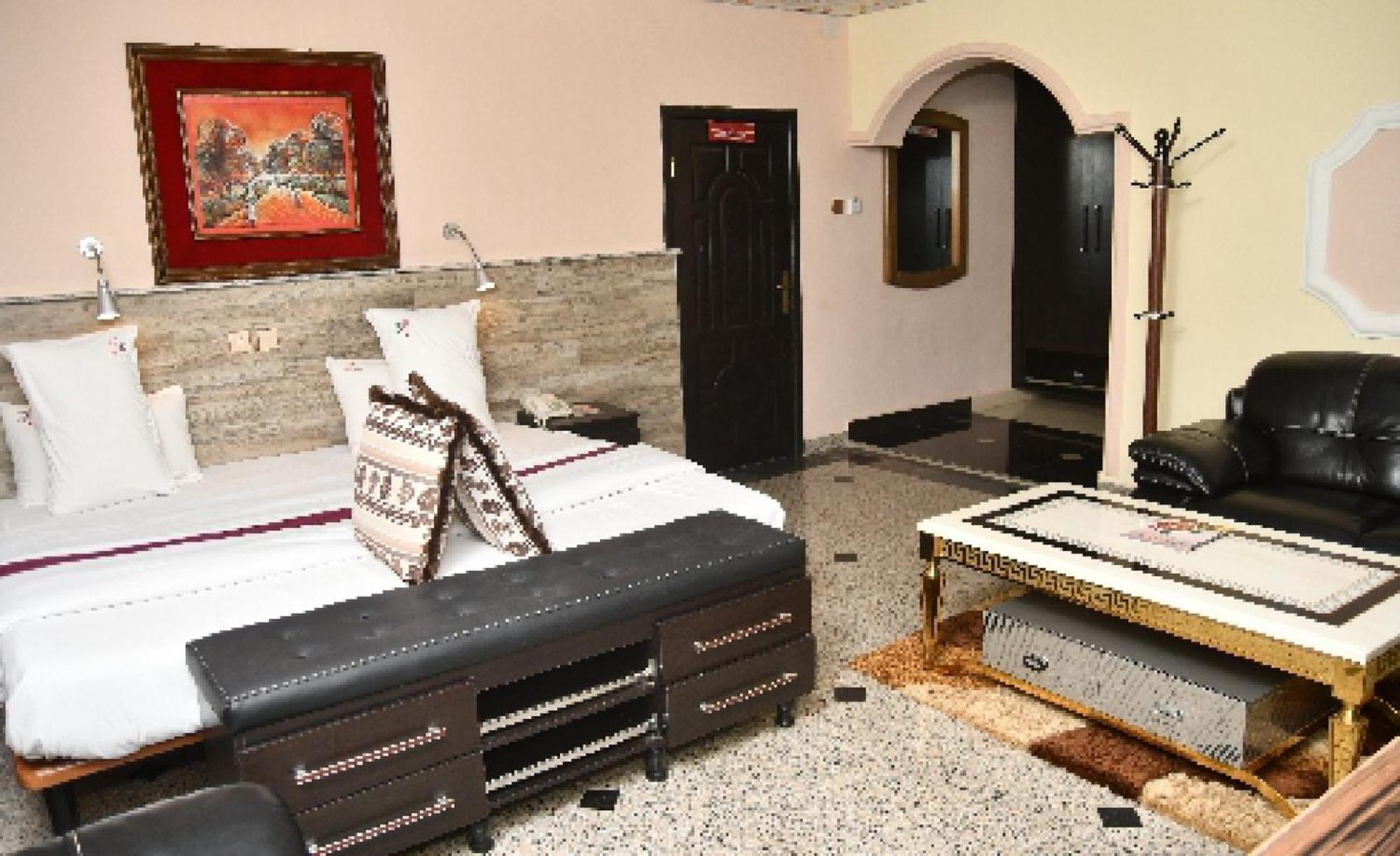Room In Lodge - Choice Gate Hotel Suitespresidential Suite For 6 Бенин Сити Екстериор снимка